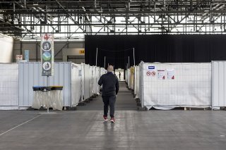Un réfugié ukrainien marche entre les boxes du dispositif d'accueil d'urgence situé dans de la halle 1 de Palexpo. Cette semaine, le cap des 34'000 permis S devrait être franchi.